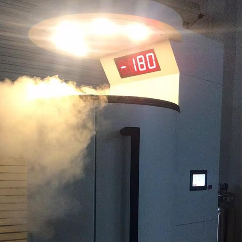 آلة العلاج الطبيعي بالتبريد في غرفة التبريد لتسريع التعافي من إصابات العضلات