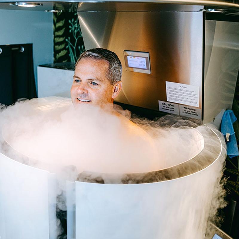 آلة العلاج الطبيعي بالتبريد في غرفة التبريد لتسريع التعافي من إصابات العضلات