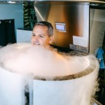 آلة العلاج الطبيعي بالتبريد في غرفة التبريد لتسريع التعافي من إصابات العضلات